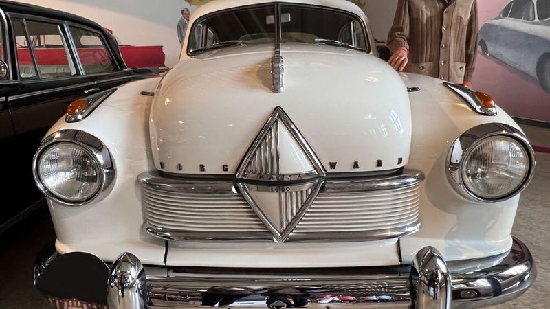 Der Borgward Hansa brachte den New Look des Pontondesigns nach Deutschland. Der Bremer war die erste deutsche Pkw-Neukonstruktion nach dem Zweiten Weltkrieg und die erste deutsche serienmäßig gebaute Limousine nach dem Krieg mit Pontonkarosserie und Blinkern statt der bis dahin üblichen Winker als Fahrtrichtungsanzeige. Der Vierzylinder-Reihenmotor des Hansa 1500 hatte zu Produktionsbeginn eine Leistung von 48 PS (35 kW) bei 4.000/min, später gab es einen 1,8-Liter-Motor (1.758 cm³) mit 60 PS (44 kW) bei 4.200/min. (Bild: autodrom )