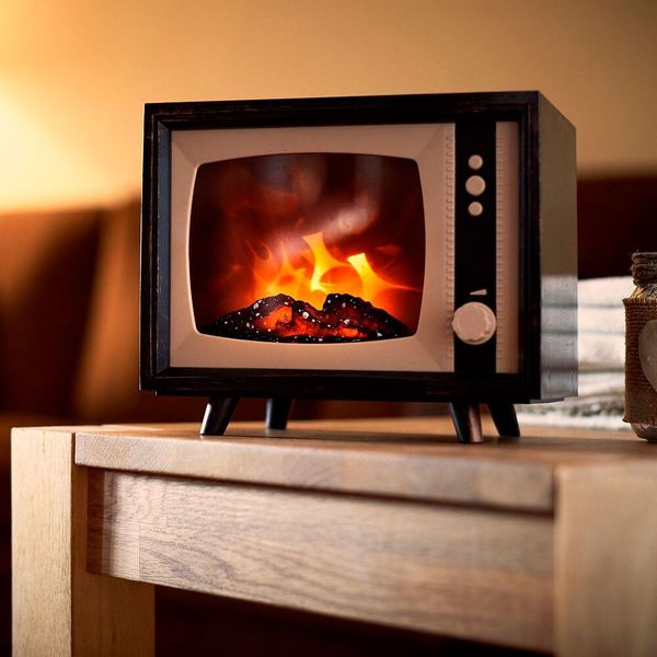 Der elektrische TV-Mini-Kamin kostet bei Radbag 24,95 Euro. Das in Retro-Optik gehaltene Gadget zaubert mit Pseudo-Flammen, die fröhlich vor sich hinlodern, eine Stimmung, die man sich zu Weihnachten wünscht. (www.radbag.de)