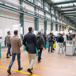 Am zweiten und dritten Tag war das SPF gut besucht und es gab konstruktive Gespräche zwischen Ausstellern und Anwendern. (Bild:  Thomas Entzeroth)