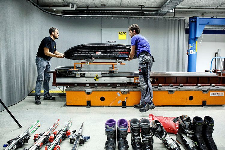 Techniker befestigten die verschiedenen Modelle auf einem Crash-Schlitten. (Foto: ADAC)