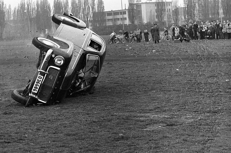 Volvo organisierte eine dramatische Demonstrationsfahrt auf dem Frankfurter Messegelände im Vorfeld der IAA 1959. Sie sollte den Nutzen des neuartigen Lebensretters anschaulich demonstrieren. (Volvo)