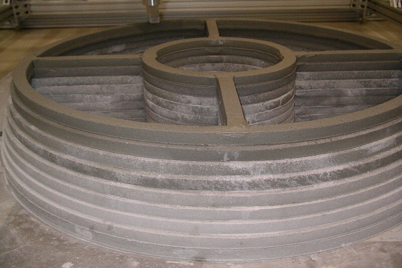 Die Anlage ist frei programmierbar und kann auch komplexere Formen als Wände erzeugen. (Foto: contourcrafting.org)