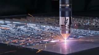 Die XPR460 wurde für einen nahtlosen Betrieb entwickelt und biete Argon-unterstützte Technologie für eine erweiterte, einfachere Lochstechkapazität sowie für den Kantenstart an dickem unlegiertem und legiertem Stahl. (Bild: David a Fuller, Airstream Pictures)