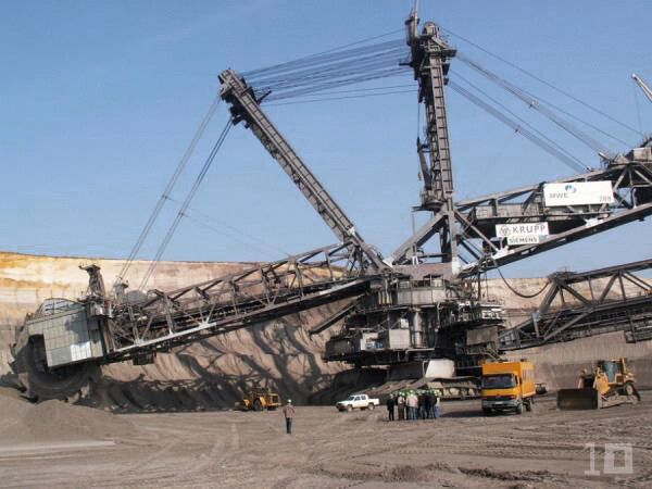 Ihre Zahlen sind erschütternd: 12.804 Tonnen, 246 Meter lang, 106 hoch und 46 breit. Sein Bau dauerte 5 Jahre bei einem Preis von $ 100.000.000. Der Bagger 288 wurde für das Bergwerk in Hambach, Deutschland gebaut. Sie können graben kubischen 76.000 Meter täglich, das entspricht einem Fußballfeld 30 Meter tief. Die Kohle produziert an einem Tag kann 2.400 Waggons Kohle zu füllen. (Bild: Kruup Industrietechnik)
