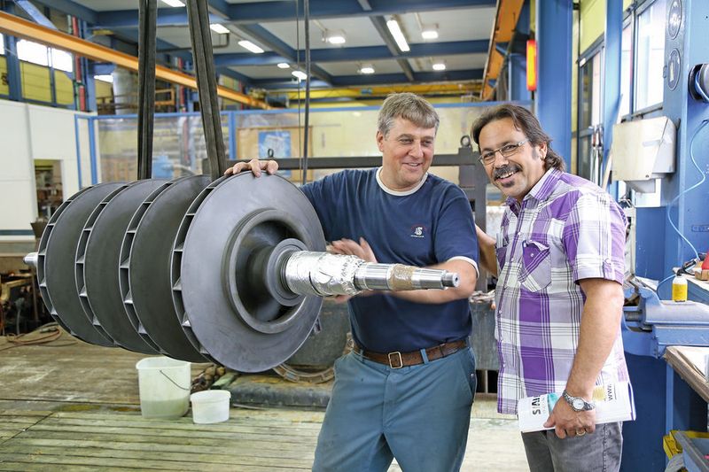 Bild 9: Technische Verchromung eines Turbinenrades. Im Bild re.: Santiago Alonso (Produktionsleiter Galvanik). Li.: Thomas Rustemaj (Facharbeiter Galvanik). (Bild: Matthias Böhm)