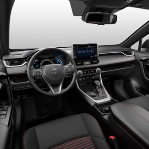 Das Interieur des Across entspricht weitgehend dem des Toyota RAV4.(Bild:  Suzuki)