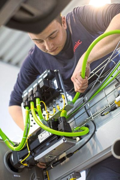 Mit ihrer integrierten Antriebselektronik können die Servomodule Lexium 62 ILM über vorkonfektionierte Hybridkabel und Verteilerboxen flexibel verkabelt werden.  (Bild: Schneider Electric)