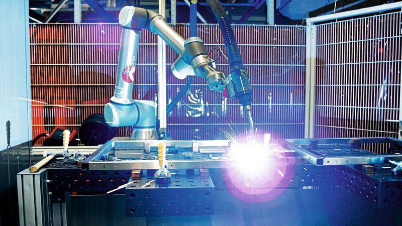 Mithilfe entsprechender Aufsätze schweissen Cobots mit höchster Präzision. Die von ihnen hinterlassenen Schweissnähte bedürfen oft keiner Nachbearbeitung, was den Fertigungsprozess beschleunigt.  (Universal Robots)