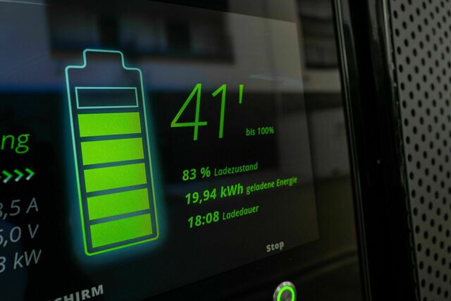 Für die vier Ladepunkte steht mit dem Zwischenspeicher eine Energiemenge von rund 1,05 MWh zur Verfügung. (Bild: Audi)