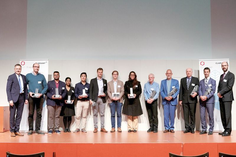 Award Committee und die Gewinner des Clariant Cleantech Awards der Plätze eins bis vier, des Clariant Chemistry Award und des Poster Award.
Namentlich v.r.n.l.: Martin Vollmer, Chief Technology Officer von Clariant, Christoph Kerzig und Rajesh Mannancherry von der Universität Basel, Amita Ummadisingu von der EPFL Lausanne, Erwin Lam, Jan-Georg Rosenboom und Peter Fleckenstein von der ETH Zürich, Ydna Marie Questell-Santiago von der EPFL Lausanne, Prof. Ed Constable und Prof. Marcel Mayor von der Universität Basel, Alain de Mesmaeker, Präsident der Swiss Chemical Society, David Spichiger, Swiss Chemical Society sowie Thomas Volkmer von Clariant.  (Clariant)