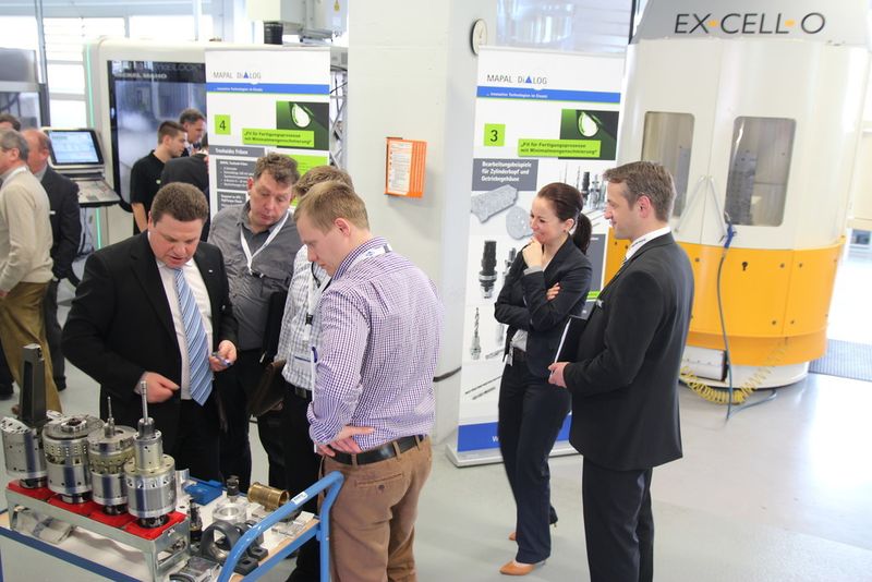 Der Mix aus Fachvorträgen, Werkzeugvorführungen, einer Fachausstellung zu MMS-Komponenten sowie den Führungen durch die Mapal Fertigungshallen begeisterte die Besucher. (Bild: Mapal)