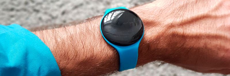 Das Corona-Warnarmband soll ermöglichen, dass auch diejenigen in der Gesellschaft, die kein Smartphone besitzen oder es nicht bedienen können, frühzeitig über den Kontakt mit infizierten Personen informiert werden. (Bild:  Benjamin Walczak)