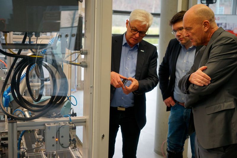 Diskussion über Industrie 4.0 in der Smart Factory Kaiserslautern: das Internet der Dinge ist mehr als nur Fabrikautomation. (Bild: Benedikt Wagner)