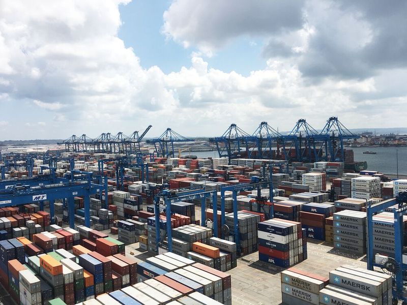 Der Hafen Manzanillo International Terminal in Panama ist einer der wichtigsten Warenumschlagsplätze Lateinamerikas. Heavy-Duty-Energieketten sorgen hier an den Hafenkränen für einen reibungslosen Betrieb. Der Hafen Manzanillo International Terminal in Panama ist einer der wichtigsten Warenumschlagsplätze Lateinamerikas. Heavy-Duty-Energieketten sorgen hier an den Hafenkränen für einen reibungslosen Betrieb.