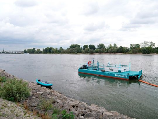 Mit der schwimmenden Müllfalle verfolgt der Kölner Verein Krake ein innovatives Konzept gegen den Plastikmüll im Rhein. Auch igus unterstützt dieses Projekt und verfolgt das Ziel, die Kreislaufwirtschaft für Kunststoffe voranzutreiben. Mit der schwimmenden Müllfalle verfolgt der Kölner Verein Krake ein innovatives Konzept gegen den Plastikmüll im Rhein. Auch igus unterstützt dieses Projekt und verfolgt das Ziel, die Kreislaufwirtschaft für Kunststoffe voranzutreiben.
