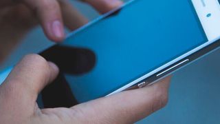 Mit dem handelsüblichen Smartphone eine Maschine sicher steuern – möglich machen soll das eine neue Hülle, die Forscher der TH Köln entwickeln.  (gemeinfrei)