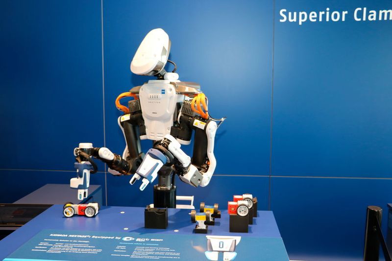 Im Praxisteil der Veranstaltung wurde MRK für die Teilnehmer erlebbar. Schunk zeigte Cobot-Applikationen live in Aktion. (Sonnenberg)