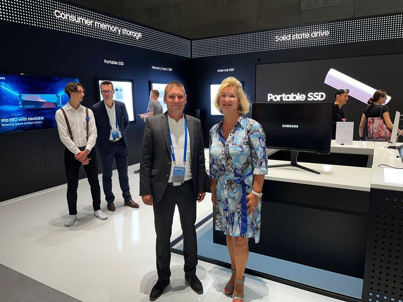 Carsten Müller, Samsung, zeigt Daniela Bemelmans-Leventic, Kosatec, die Neuheiten. (Bild: Vogel IT-Medien GmbH)