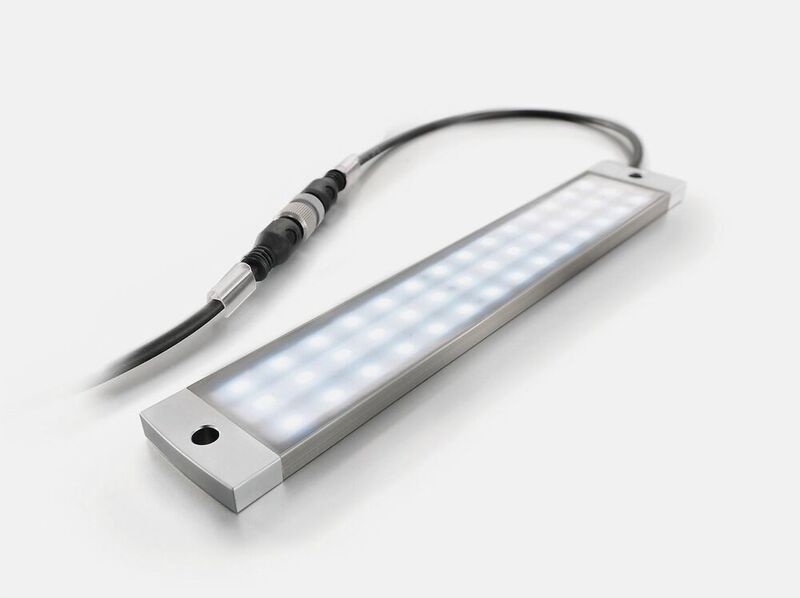 LED WIL Standard: bereits eine mit 8 mm flach ausgelegte LED-Leuchte eignet sich für viele Anwendungen. Der Anschluss erfolgt über einen M12-Steckverbinder. (Weidmüller)