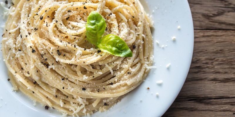 Ein kleines körpereigenes Molekül kann Krankheiten wie Alzheimer und Parkinson vorbeugen. Es macht bestimmte Eiweiße unschädlich, indem es ähnlich wirkt wie Käse, der Nudeln miteinander verklebt. (Symbolbild)(Bild: ©  alex9500 - stock.adobe.com)