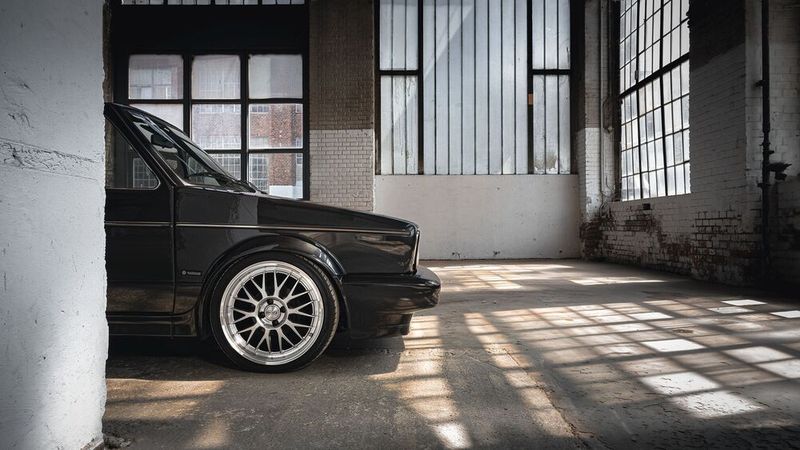 Bilbao auf Golf 1 Cabrio – Kreuzspeichen-Design mit 4-Loch-Anbindung auf klassischem Fahrzeugmodell. (Bild: Alcar)