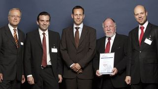 Kurt Sibold (l.), Mitglied des Hauptvorstandes Bitkom, und Philipp Hansert (2.v.l.), Clausmark Consulting GmbH, und Niklas Ålemark (r.), Geschäftsführer der Clausmark Consulting GmbH, freuen sich mit den beiden Transresch-Geschäftsführern Knut Störmer (m.) und Manfred Cyris (2.v.r.) über die Auszeichnung. Bild: Transresch (Archiv: Vogel Business Media)