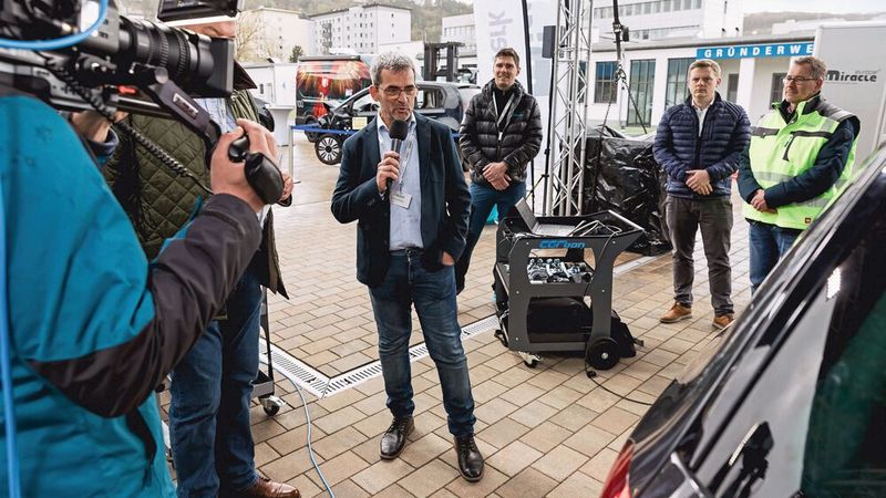 Live-Reparaturen haben bei den Würzburger Karosserie- und Schadenstagen Tradition.(Bild:  Stefan Bausewein)