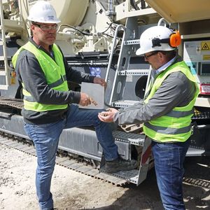 Aus quadratischen Schamottsteinen wird ein gleichmäßiges Schüttgut mit 40/45 mm Durchmesser.(Bild:  Daniel Elke, Metso Germany)
