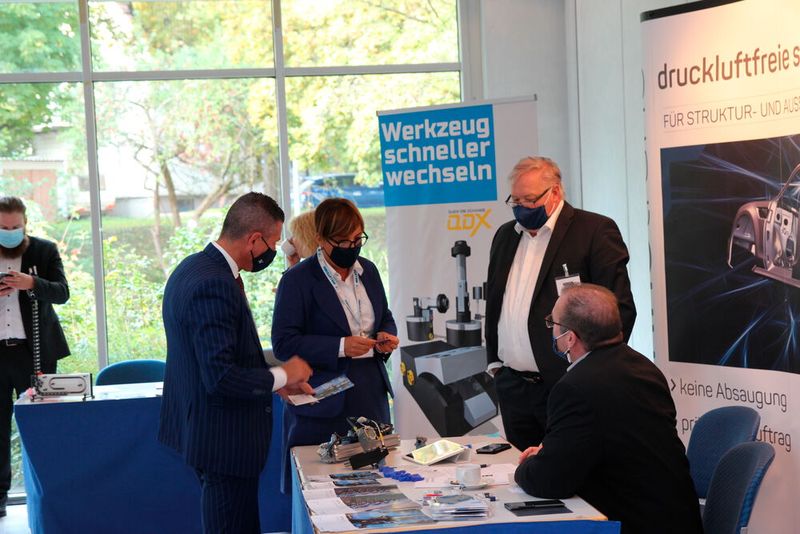 Auch in der Ausstellung wurde penibel auf die Corona-Regeln geachtet. Angeregte Gespräche waren dennoch problemlos möglich. (Bild: Benedikt Hofmann / VCG)