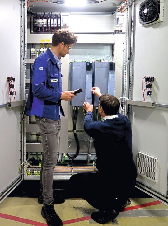 Die bisherigen Frequenzumrichter älterer Bauart wurden durch Geräte der Siemens-Baureihe Sinamics G220 ersetzt.(Bild:  Stoll Gruppe)