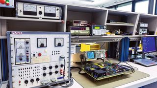Komponentenvielfalt erfordert ein großes Spektrum an Testsystemen, hier die Reparatur eines Spindelantriebs. (Bild: Fanuc Europe)