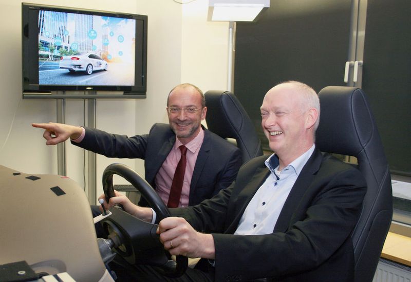 Das DFKI und IAV, Entwicklungspartner der Automobilindustrie, haben das gemeinsame „Forschungslabor Lernen aus Prüfdaten“ (FLaP) im DFKI Kaiserslautern eröffnet. V.l.: Prof. Dr. Andreas Dengel, Leiter des Forschungsbereichs Smarte Daten & Wissensdienste am DFKI, und Matthias Schultalbers, Executive Vice President for Powertrain Mechatronics bei IAV.  (DFKI)
