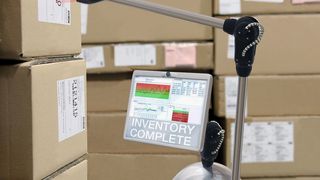 Leichte, wartungsfreie Robolink-Mehrachsgelenke für mobile Robotik, hier beispielsweise beim Scannen von Etiketten im Warenlager.  (Bild: Igus)