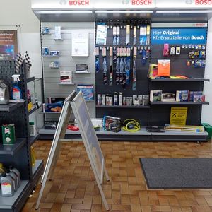 Die wertige Präsentation von Zubehör und Pflegemitteln ist dem neuen Inhaber Nico Höpcke ebenso wichtig wie ...(Bild:  Rosenow – VCG)