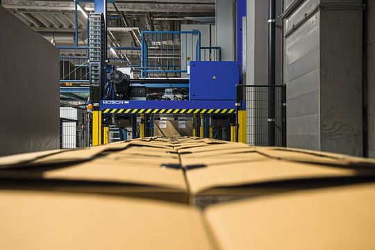 The highly advanced strapping unit of the KZV-121 secures the pallet vertically.(Image: Mosca)