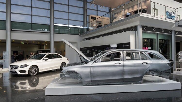 Mercedes-Benz konnte den Energieverbrauch pro Fahrzeug im Vergleich zum Vorgänger um über 30 Prozent senken. Hieran hat insbesondere die optimierte Lackiertechnik wesentlichen Anteil. (Foto: Daimler)