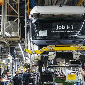 Der Mercedes-Benz E-Actros 600 entsteht im Werk Wörth in Serie.(Bild:  Daimler Truck)