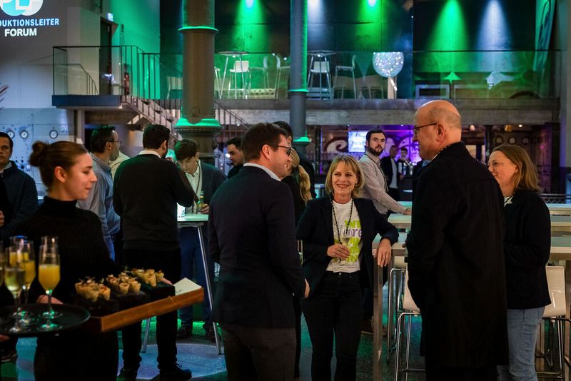 Bei der Abendveranstaltung am Vorabend der Veranstaltung im Maschinenhaus des Bürgerbräus Würzburg kamen bereits zahlreiche Teilnehmer bei gutem Essen und Trinken zusammen. Bereits hier gab es regen Austausch.  (Bild: Stefan Bausewein)