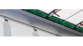 Leicht, schnell und sicher ist die neue Ladungssicherungsplane von Krone, die mit Federstahl anstelle von Einstecklatten agiert. (Tschovikov)