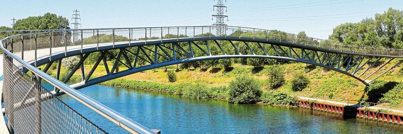 Kann sich sehen lassen: Radweg entlang der renaturierten Emscher bei Oberhausen.(Bild:  ©mitifoto - stock.adobe.com)