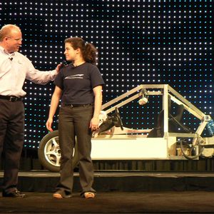 Abb.2: „Design with vision“:  Anna Jaffe vom „Vehicle Design Summit“ mit John MyEleney beim Vorstellen eines Elektroautos, das von Studenten mit SolidWorks konstruiert wurde.