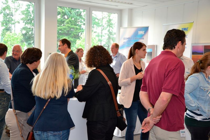 Während der Pausen konnten sich die Teilnehmer in der Ausstellung u.a. über spezielles Säulenmaterial für die Bioanalytik, einem neuen System für die Probenkennzeichung oder die präparative HPLC informieren. (Ottleben/LABORPRAXIS)