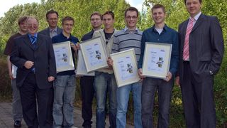 Prokurist Christian Lelonek (r.) und Education Manager Uwe Wienbarg (Zweiter v.l.) nahmen die Ehrungen zum Schuricht IT-Preis 2008 vor. Berufsschulleiter Joachim Seeck (Dritter v.l.) lobte die Problemlösungskompetenz seiner Schüler. (Archiv: Vogel Business Media)