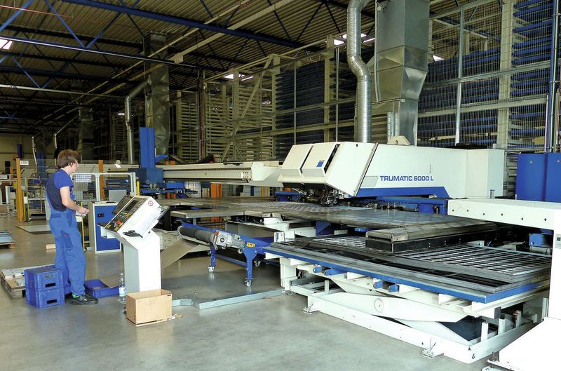 Hier dominieren die Laserstanz-Kombinationen von blau-weiß – den Farben von Trumpf. Bei Wieneke stehen Fertigungsanlagen vom Feinsten. Damit ist das Unternehmen flexibel und hochproduktiv. Bild: Kuhn (Archiv: Vogel Business Media)
