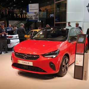 Das Produkt-Highlight auf dem diesjährigen Opel-Stand ist der neue Elektro-Corsa. Der Anfang 2020 verfügbare Stromer kommt mit 100 kW/136 PS. Die 50-kWh-Batterie soll eine WLTP-Reichweite von bis zu 330 Kilometern ermöglichen.(Bild:  Wehner/»kfz-betrieb«)