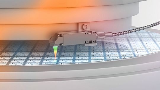 Bild 7: Die HT-Modelle sind auch mit 90°-Strahlengang verfügbar, der die Integration in enge Vakuumkammern erleichtert. So lässt sich die Abstandsmessung zum Wafer prozesssicher realisieren.(Bild:  MICRO-EPSILON MESSTECHNIK)