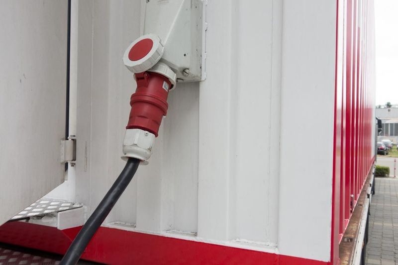 Deutsche Telekom und Huawei haben kürzlich ein Container-Rechenzentrum auf Deutschlandtour geschickt. Beim Zwischenstopp in Leinfelden-Echterdingen blieben beim gemeinsamen Showcase allerdings zunächst die Lichter aus. Grund: Ein zu kurzes Stromkabel. (Bild: Srocke)