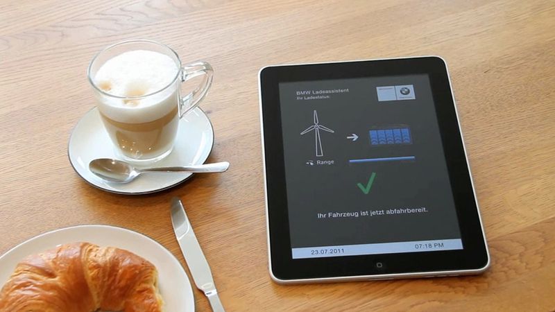Ähnlich wie die schon heute verfügbare BMW-i-Wallbox bieten auch künftige Systeme für die induktive Stromeinspeisung die Möglichkeit, den Ladevorgang per Smartphone zu aktivieren und zu beobachten. (Bild: BMW)