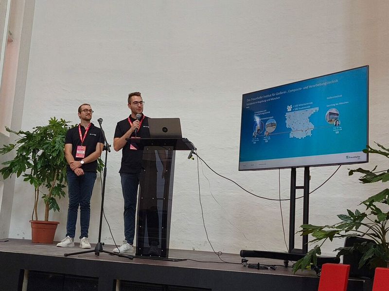 Jannik Möhrle und Florian Karg vom Fraunhofer-Institut für Gießerei-, Composite- und Verarbeitungstechnik IGCV teilten ihre Erfahrungen mit langzeitautonomer Robotik und intelligenter Automatisierung von mobilen Manipulatoren bis hin zur Humanoiden Robotik. (Bild: © Serina Sonsalla)