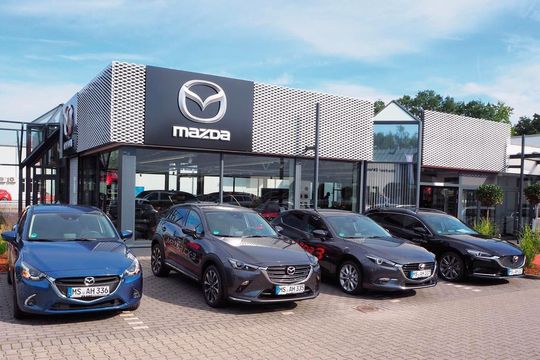 Nach der Renovierung erinnert fast nichts mehr daran, dass hier einmal eine Jaguar-Land-Rover-Vertretung war.(Bild:  Hartmann)